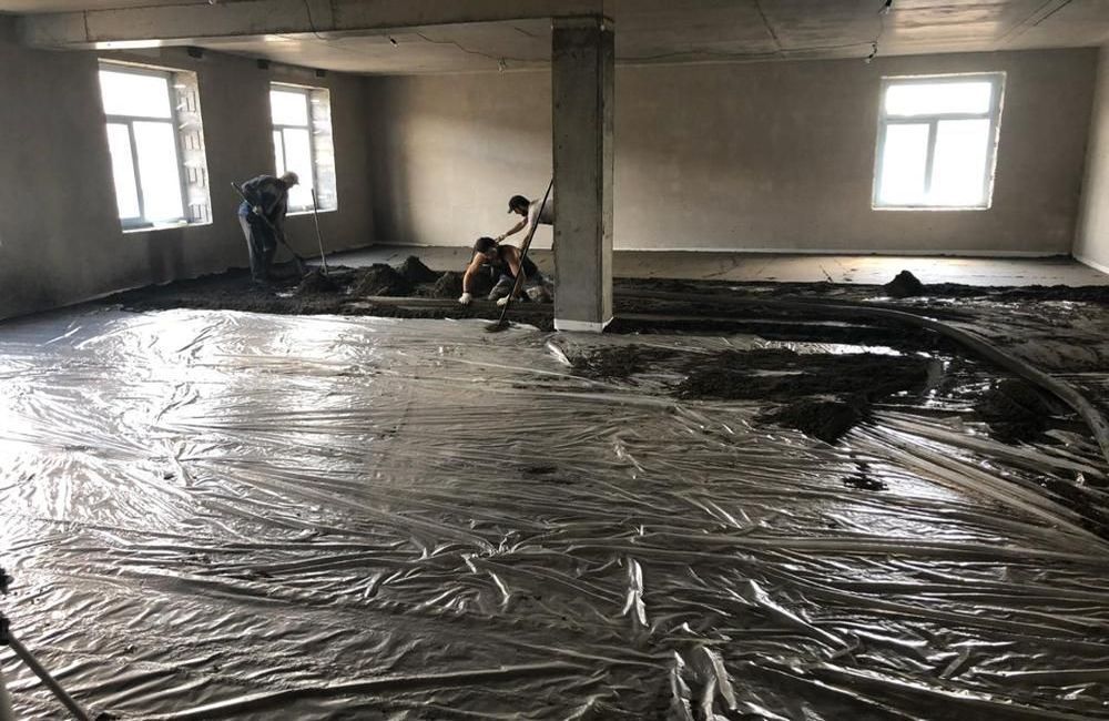 Узнайте, как <em>оптимально</em> рассчитывается стоимость стяжки пола за квадратный метр, и какие факторы влияют на цену. Мы поможем выбрать подходящий материал и подрядчика для качественного ремонта вашего пола.» title=»Стоимость стяжки пола за квадратный?» style=»display:block; margin:0 auto;»/><figcaption style=